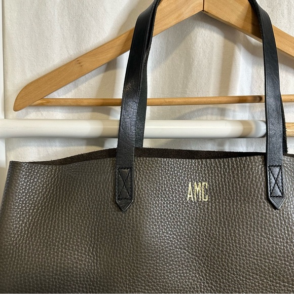 Madewell Transport Tote in Pebbled Leather, dark grey / brown - Picture 8 of 14